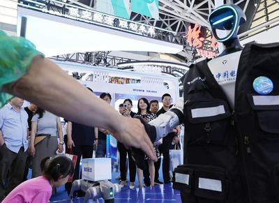 超吸睛！絲博會(huì)上智能機(jī)器人玩轉(zhuǎn)銷售新花樣